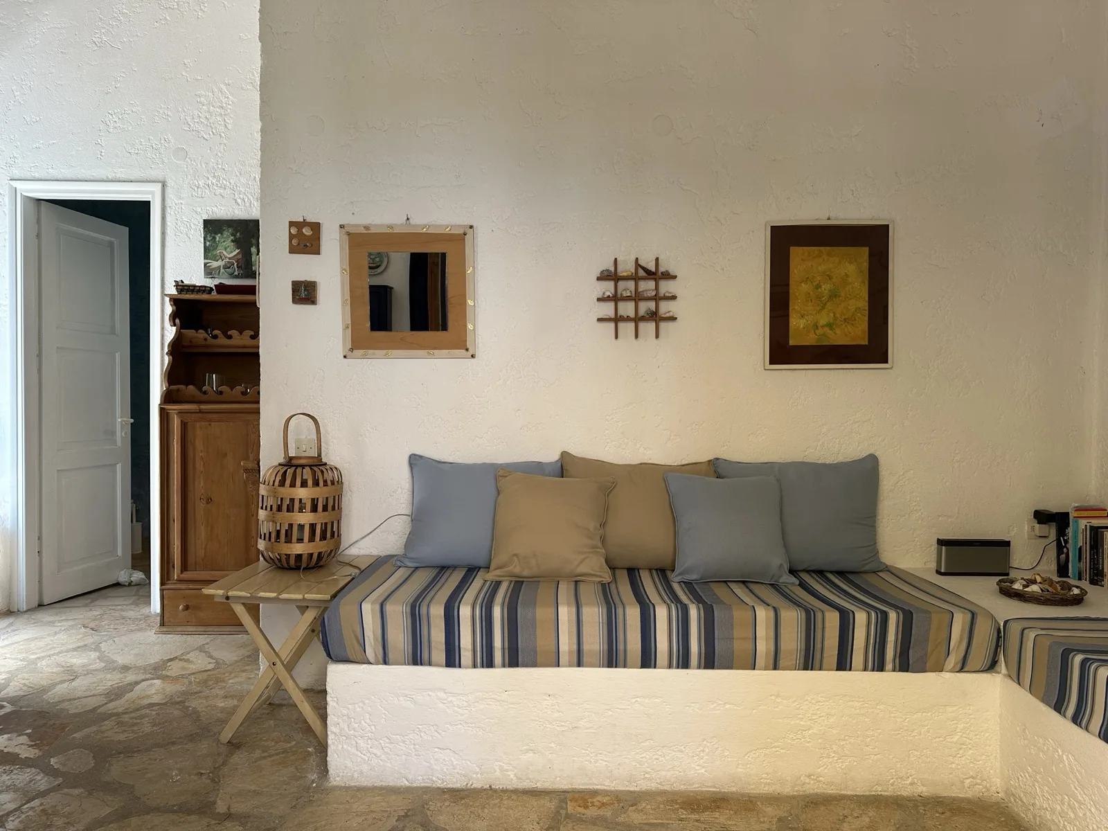 Detalle del salón con la luz de la mañana